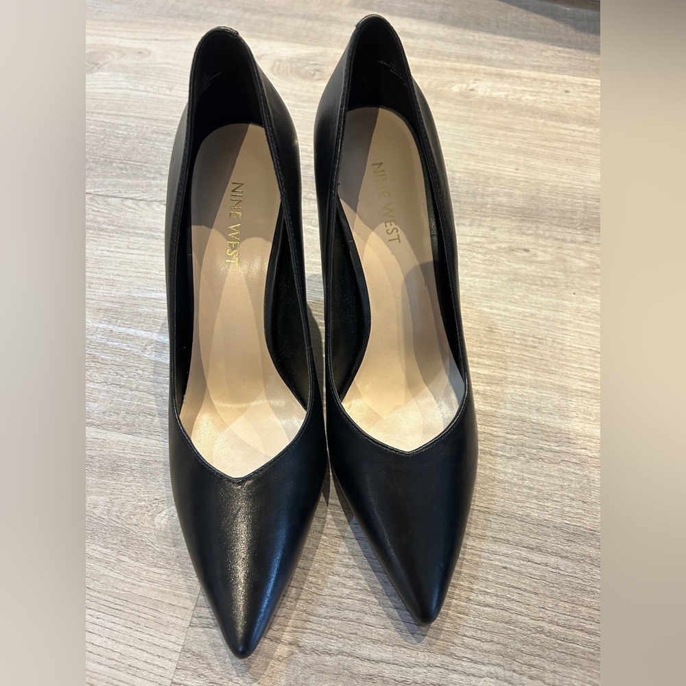 Nine West Black Leather pumps 7.5